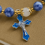 Pulsera Serena de Piedra Azul Texturizada con Crucifijo de Esmalte Azul