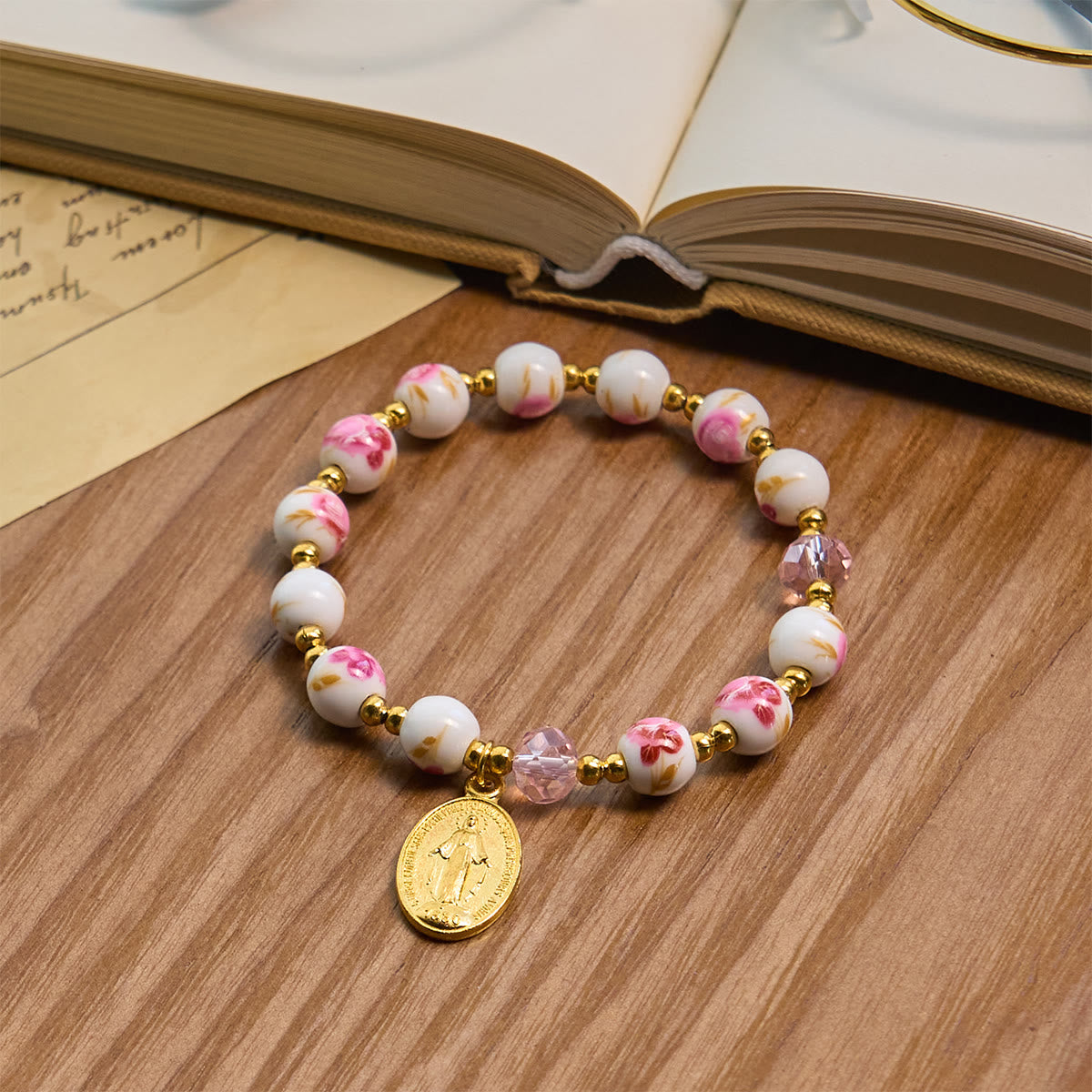 Pulsera Elegante de Cerámica Rosa de 8 mm con Patrón Floral y Medalla Milagrosa