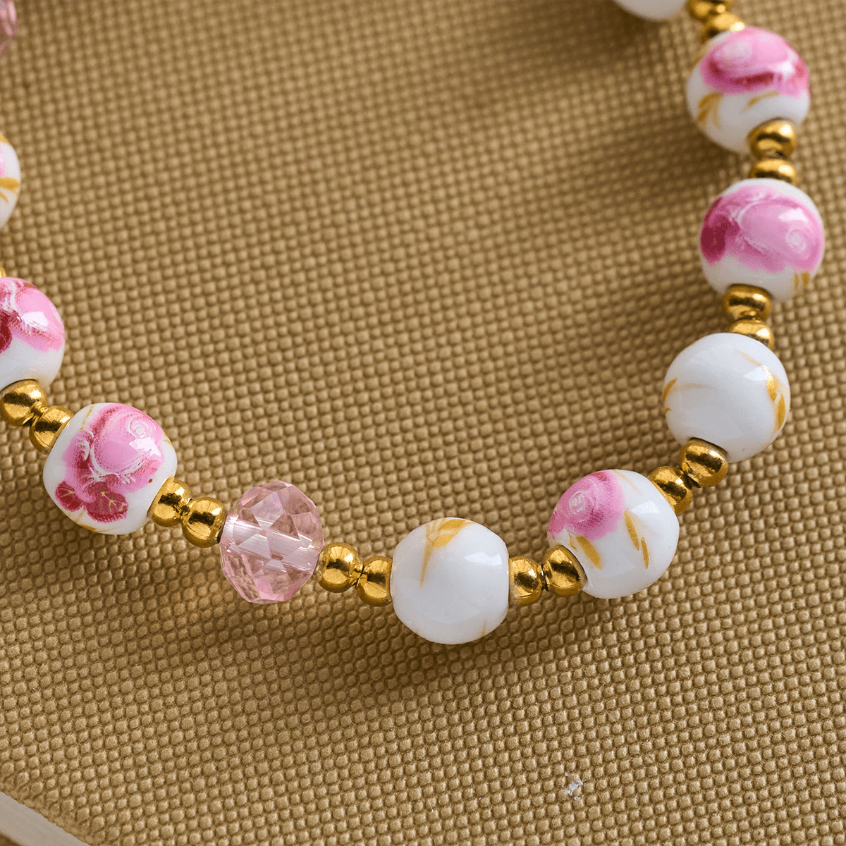 Pulsera Elegante de Cerámica Rosa de 8 mm con Patrón Floral y Medalla Milagrosa