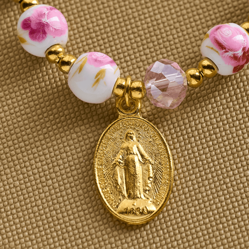 Pulsera Elegante de Cerámica Rosa de 8 mm con Patrón Floral y Medalla Milagrosa