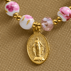 Pulsera Elegante de Cerámica Rosa de 8 mm con Patrón Floral y Medalla Milagrosa