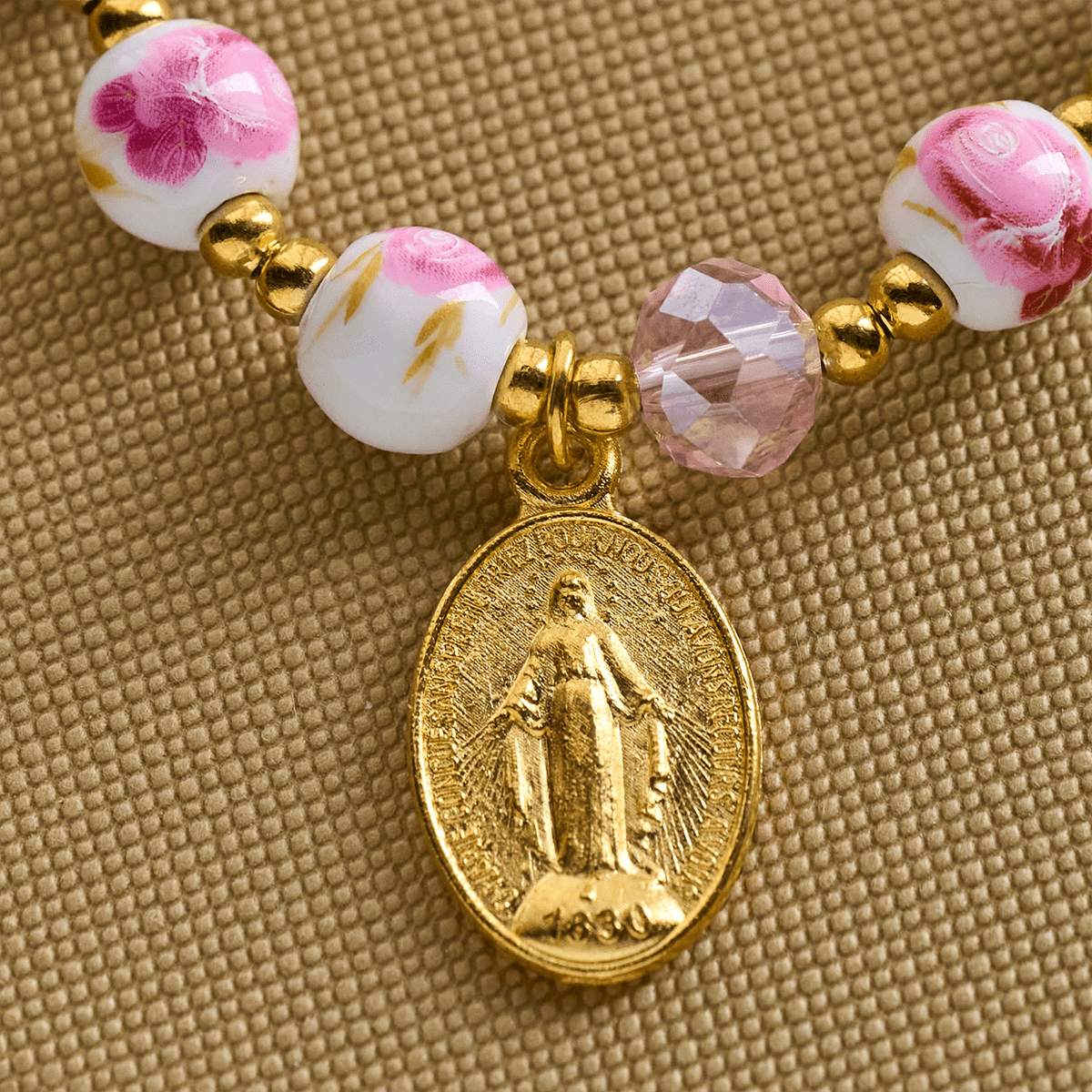 Pulsera Elegante de Cerámica Rosa de 8 mm con Patrón Floral y Medalla Milagrosa