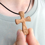 Collar con Dije de Cruz de Madera: Joyería de Fe Cristiana