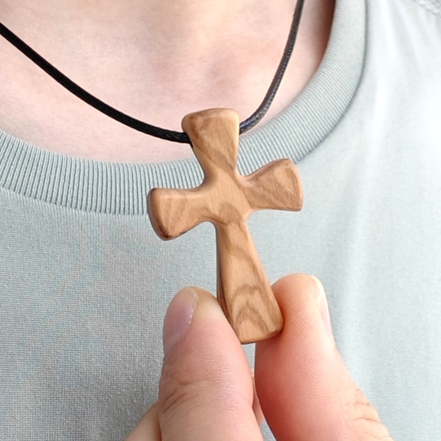 Collar con Dije de Cruz de Madera: Joyería de Fe Cristiana