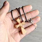 Collar con Dije de Cruz de Madera: Joyería de Fe Cristiana