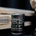 Anillo Minimalista de Titanio con Cruz de Fe e Incrustación de Vitral de Colores