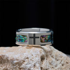 Anillo Minimalista de Titanio con Cruz de Fe e Incrustación de Vitral de Colores