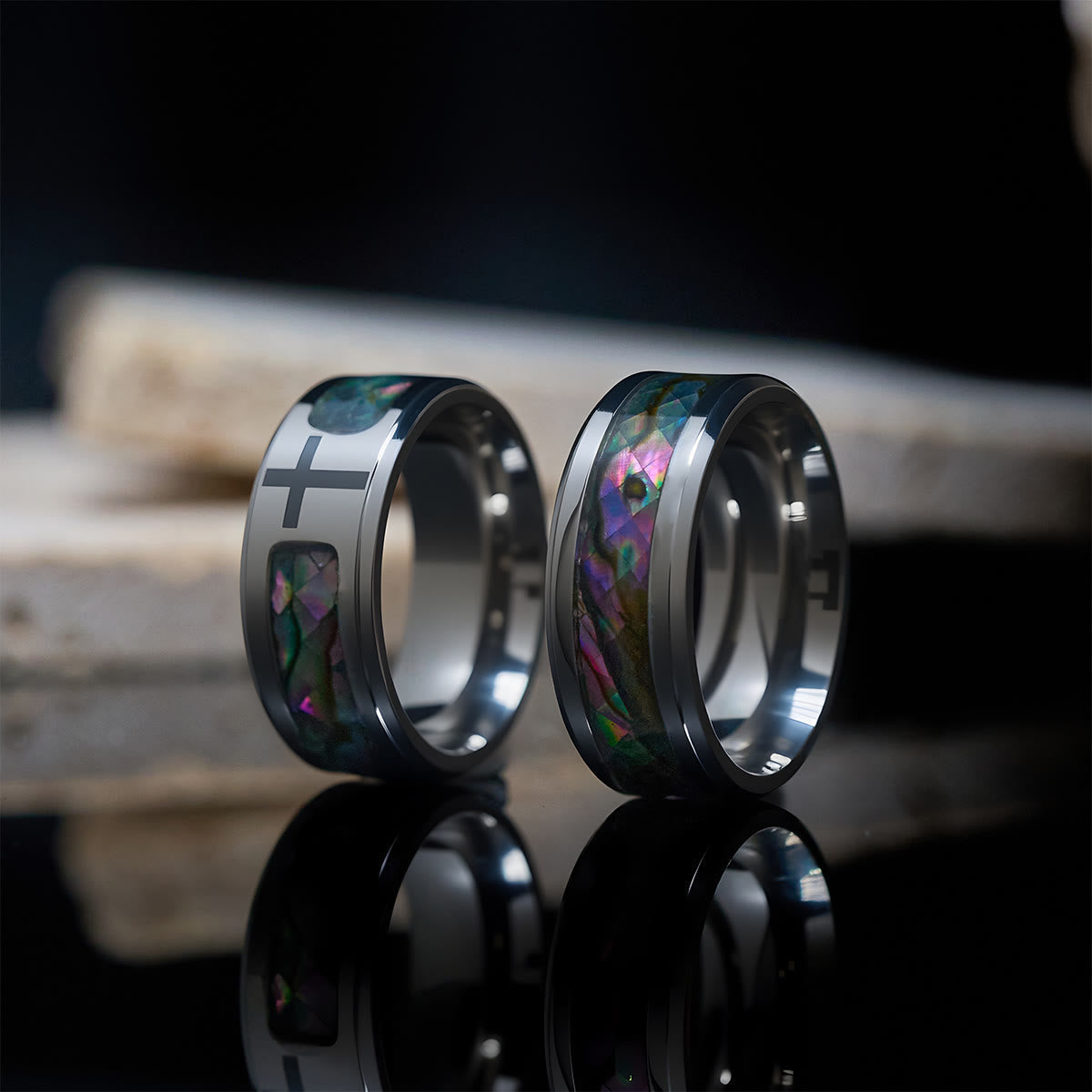 Anillo Minimalista de Titanio con Cruz de Fe e Incrustación de Vitral de Colores