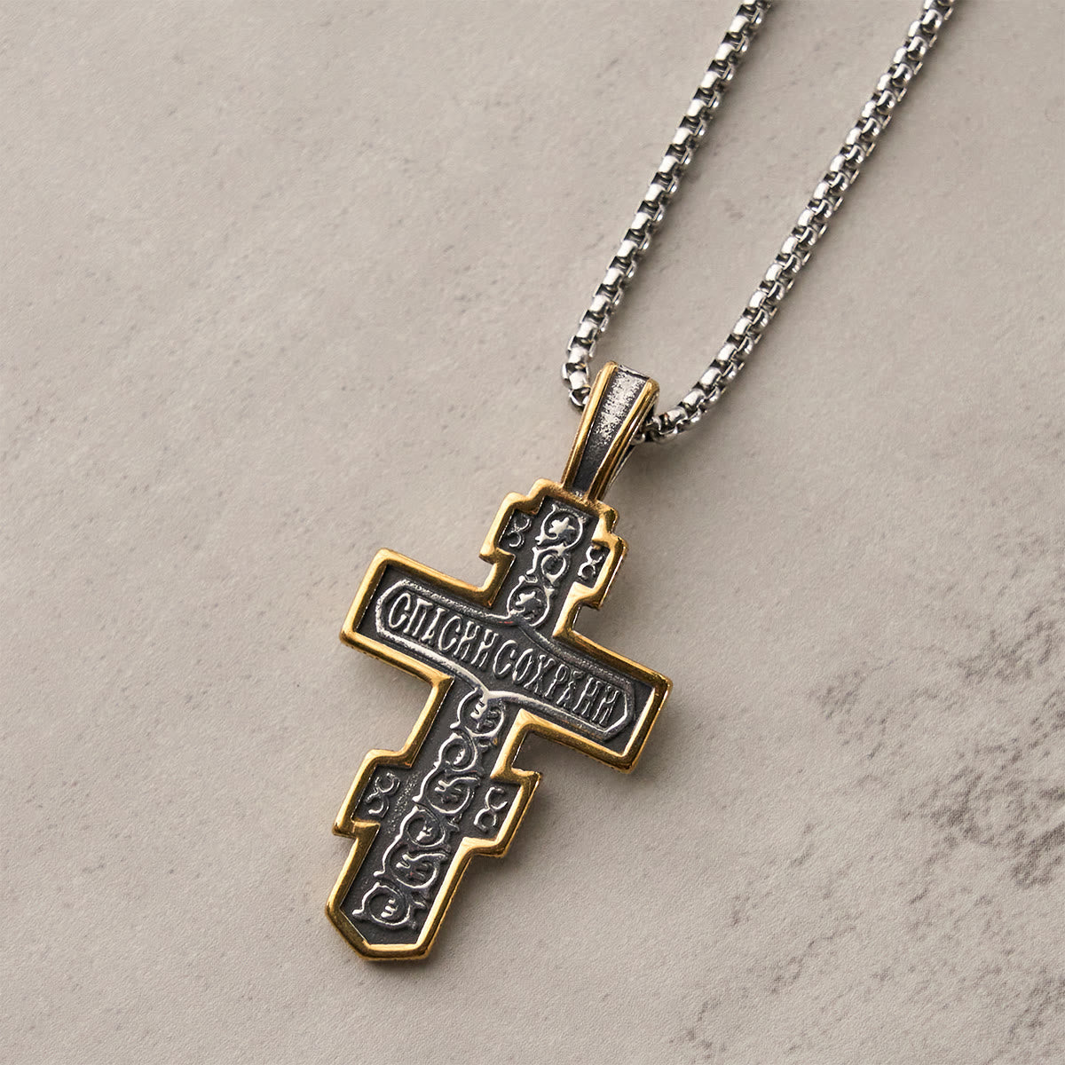 Collar Crucifijo Ortodoxo en Dos Colores con Profundo Significado Espiritual