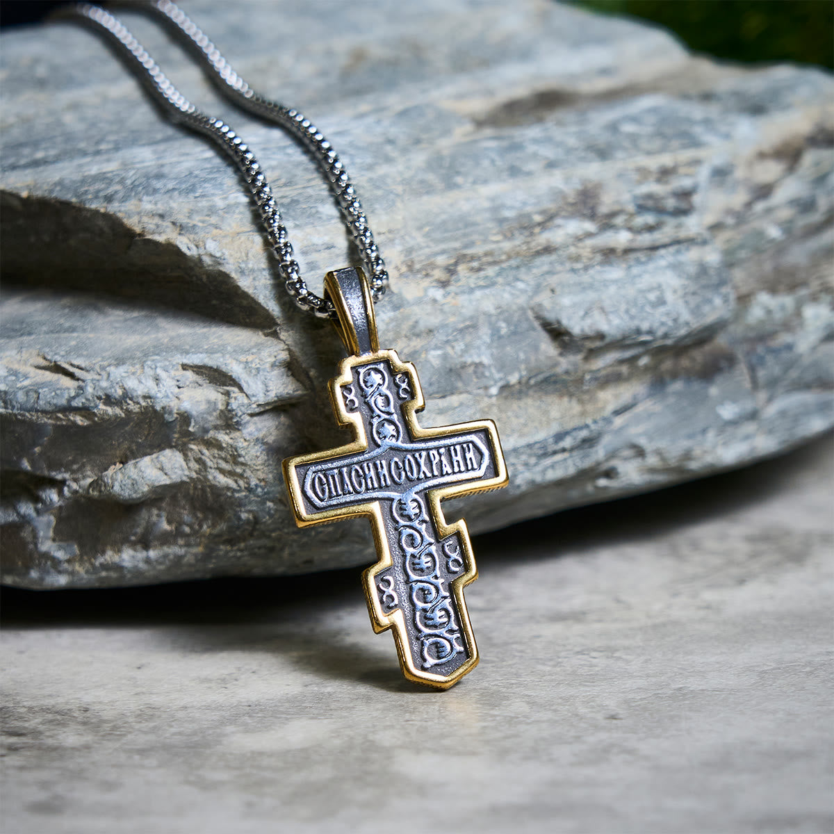 Collar Crucifijo Ortodoxo en Dos Colores con Profundo Significado Espiritual