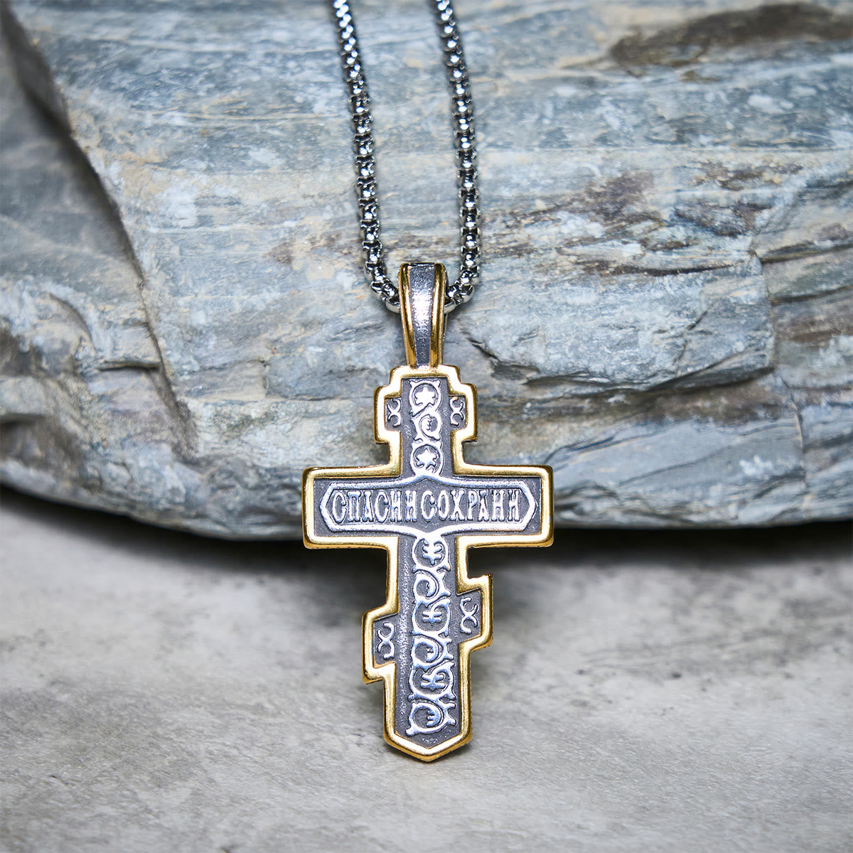 Collar Crucifijo Ortodoxo en Dos Colores con Profundo Significado Espiritual