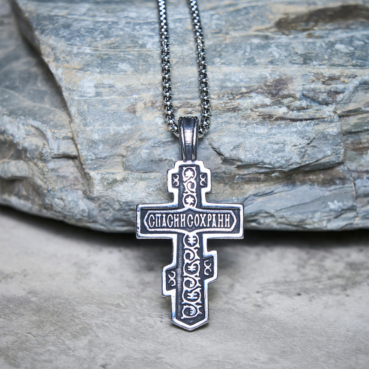 Collar Crucifijo Ortodoxo en Dos Colores con Profundo Significado Espiritual