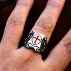Anillo Escudo de Cruz Roja Estilo Medieval con Diseño Caballeresco y Grabados