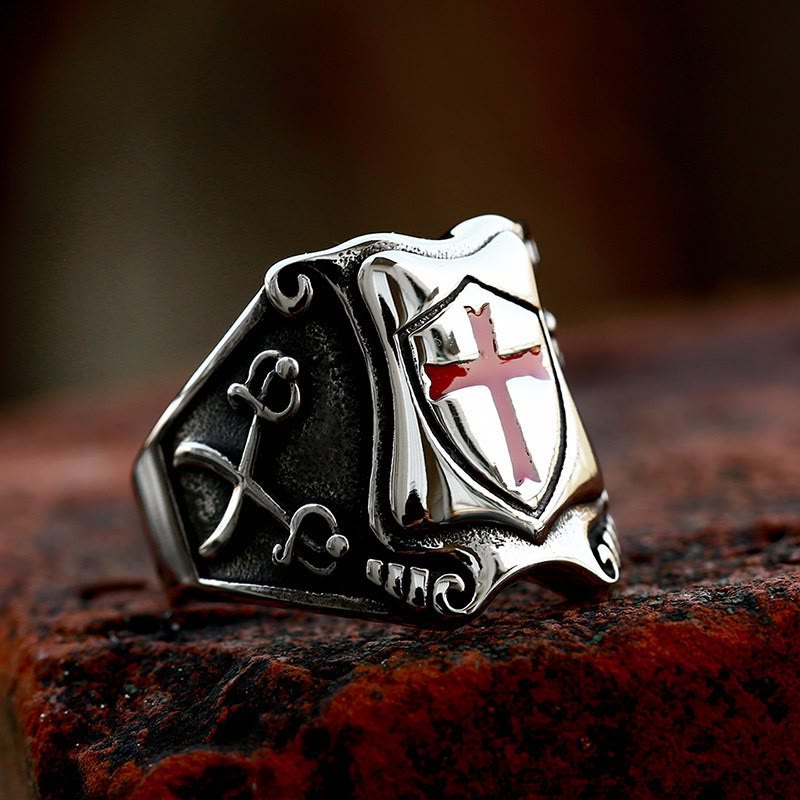 Anillo Escudo de Cruz Roja Estilo Medieval con Diseño Caballeresco y Grabados