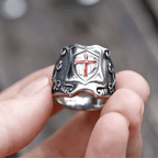 Anillo Escudo de Cruz Roja Estilo Medieval con Diseño Caballeresco y Grabados