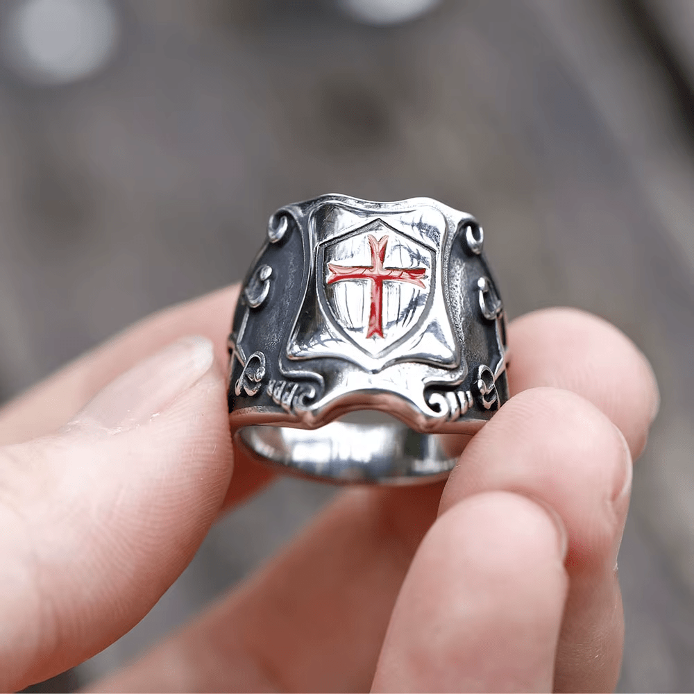 Anillo Escudo de Cruz Roja Estilo Medieval con Diseño Caballeresco y Grabados