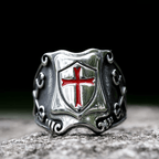Anillo Escudo de Cruz Roja Estilo Medieval con Diseño Caballeresco y Grabados