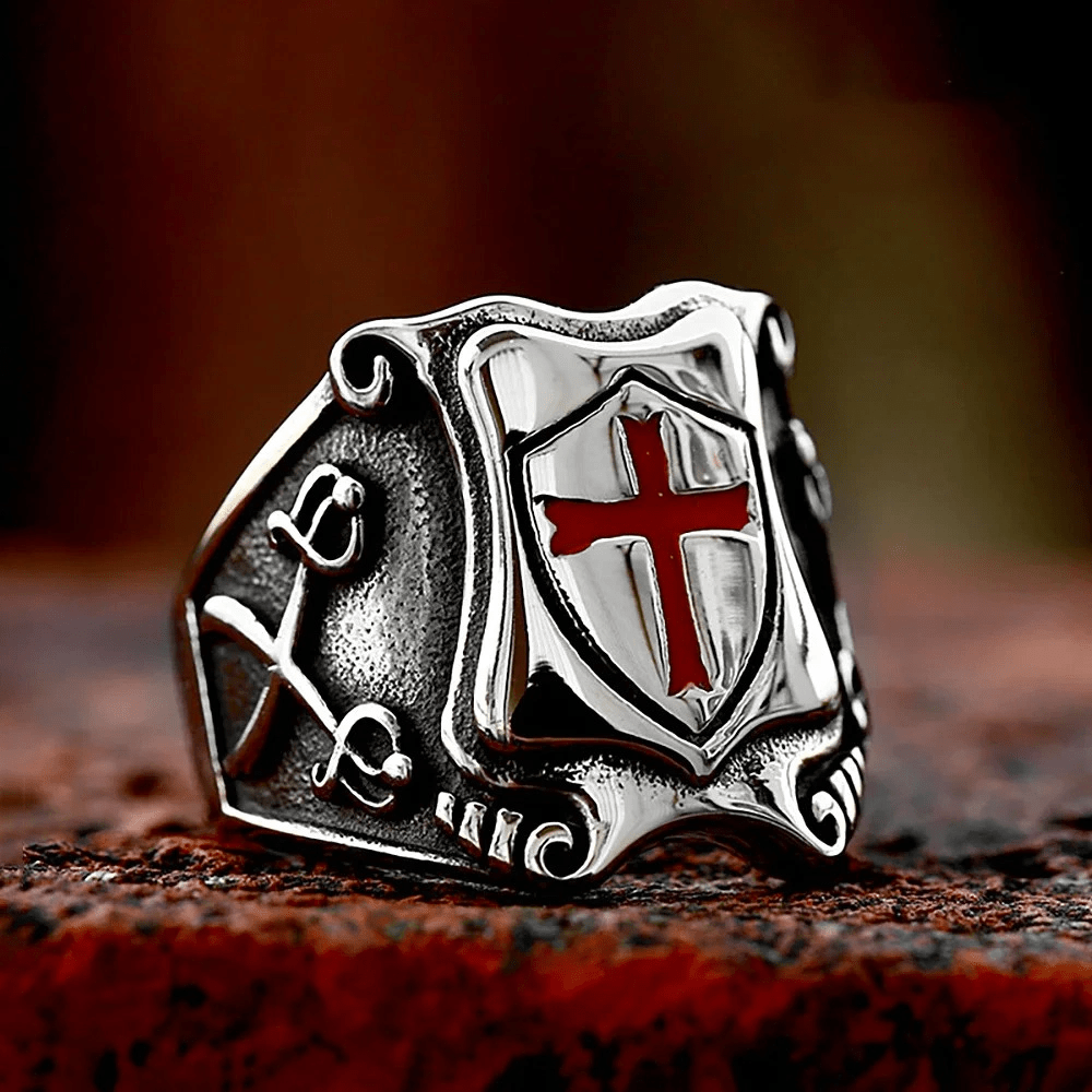 Anillo Escudo de Cruz Roja Estilo Medieval con Diseño Caballeresco y Grabados