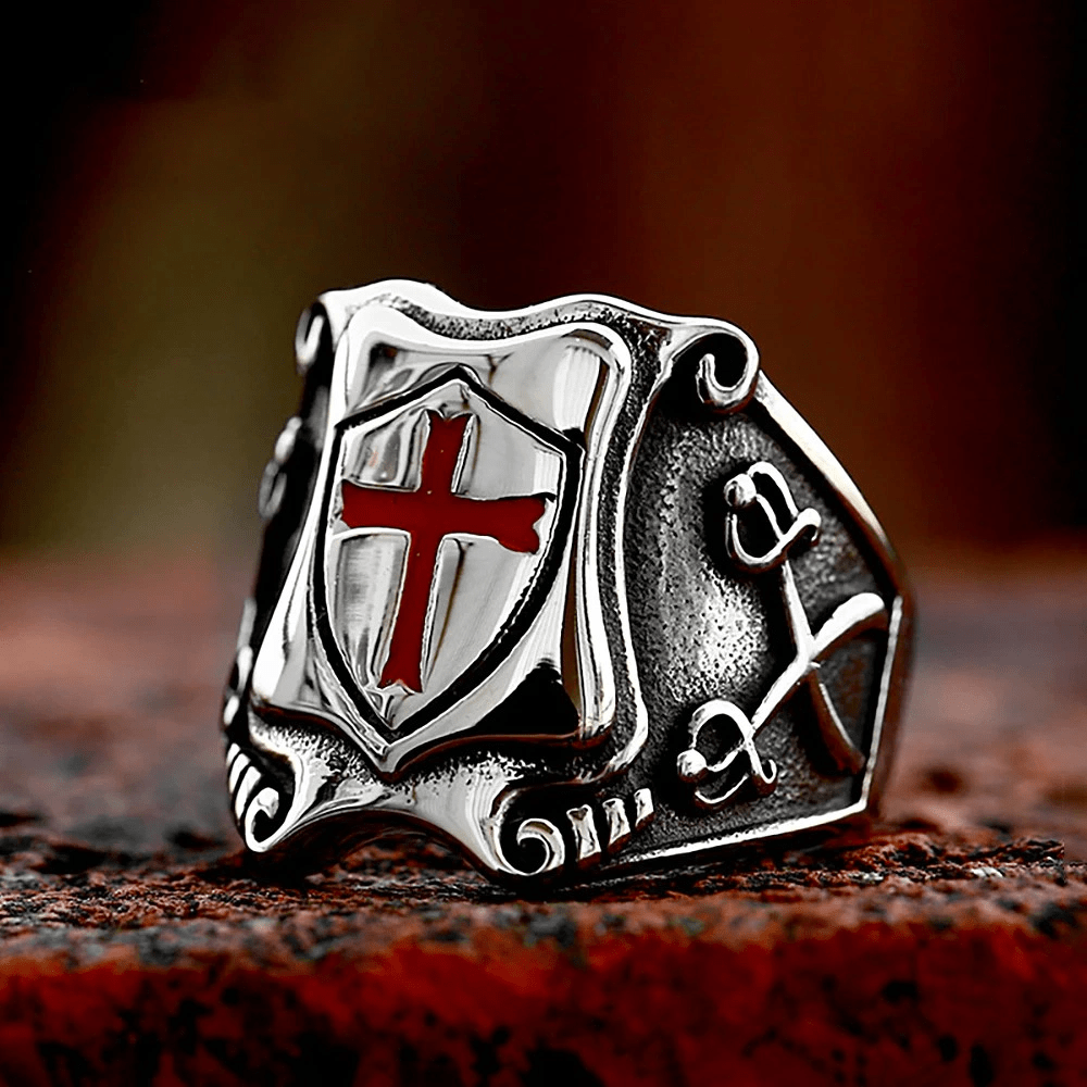 Anillo Escudo de Cruz Roja Estilo Medieval con Diseño Caballeresco y Grabados