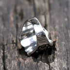 Anillo Escudo de Cruz Roja Estilo Medieval con Diseño Caballeresco y Grabados