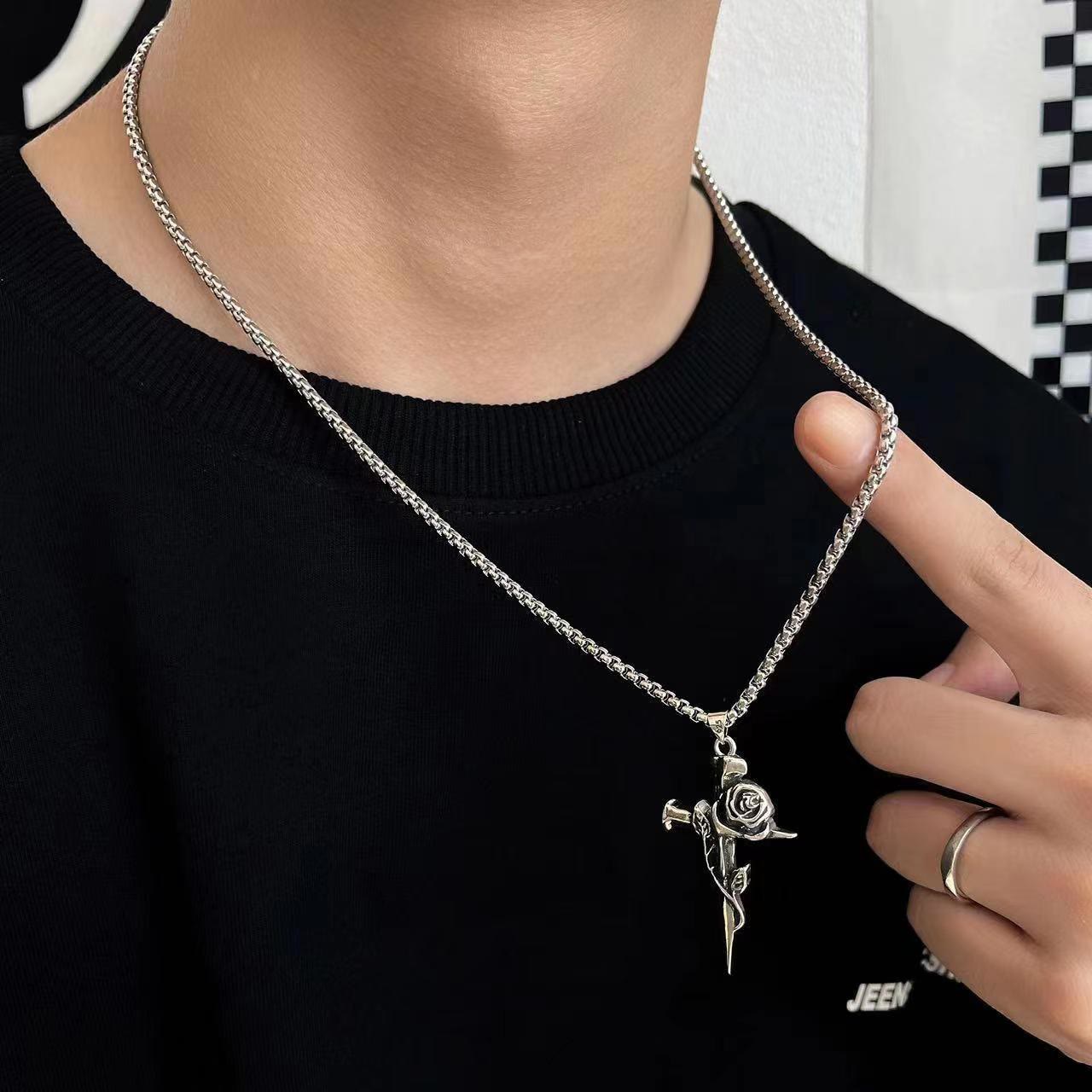 Collar de Fe con Cruz Envuelta en Rosas y Diseño Floral Gótico