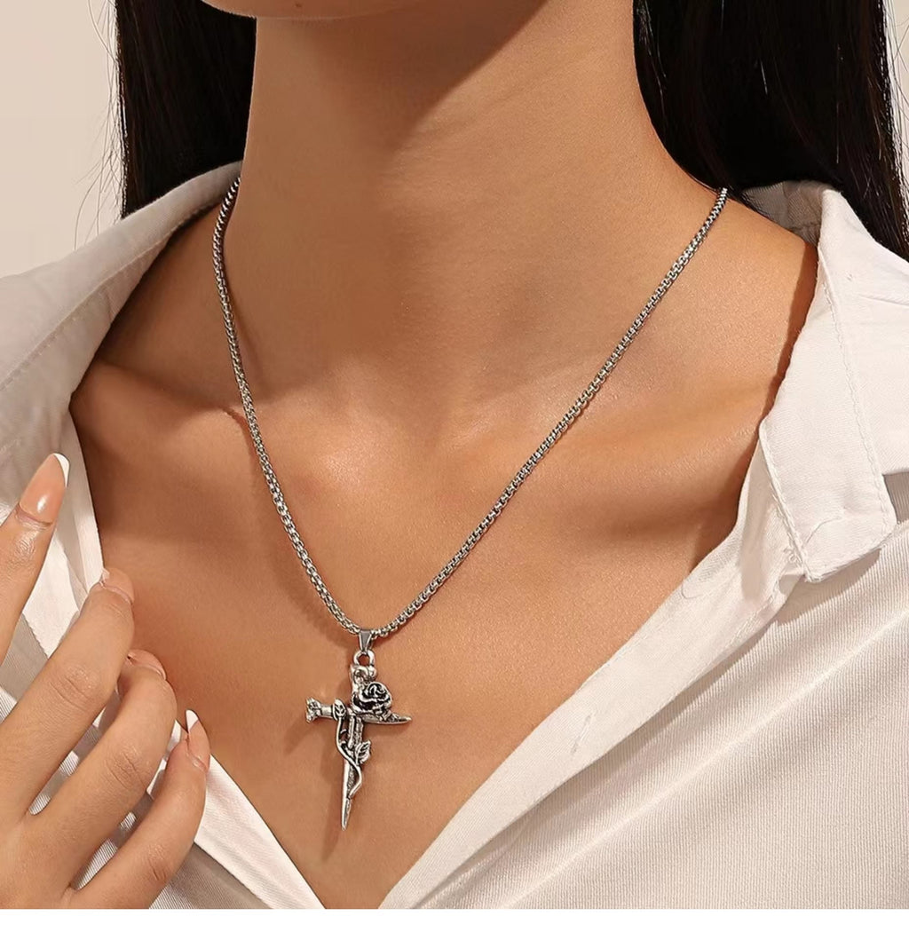 Collar de Fe con Cruz Envuelta en Rosas y Diseño Floral Gótico