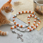 Pulsera de Cuarzo Naranja y Blanco con Dijes de Gato Atigrado en Acero, Rosario Animal
