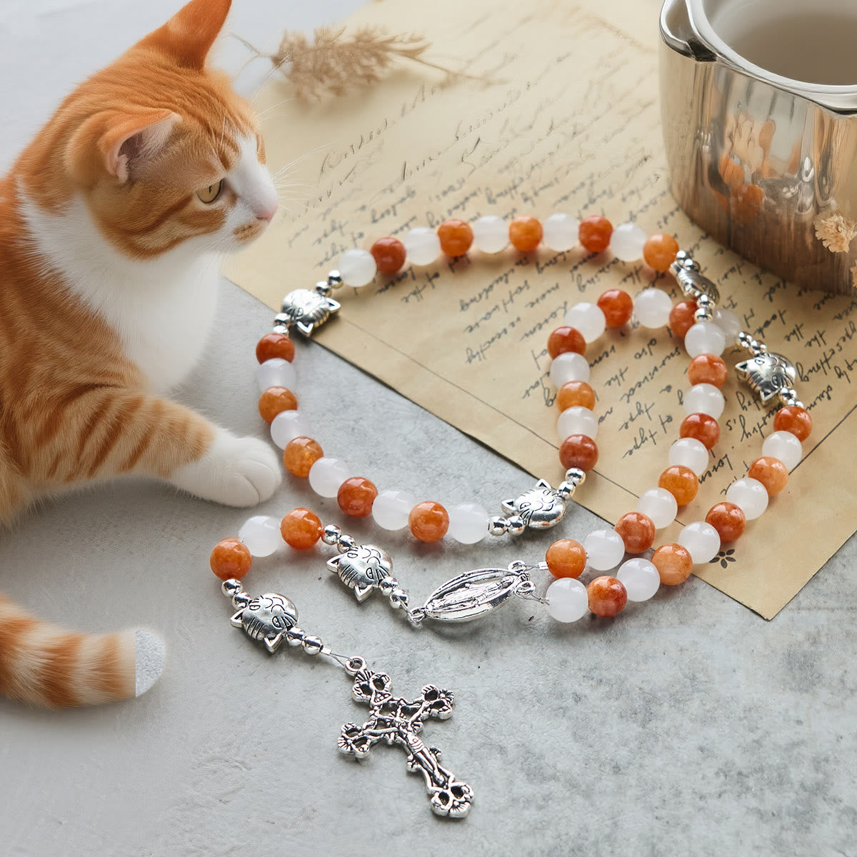 Pulsera de Cuarzo Naranja y Blanco con Dijes de Gato Atigrado en Acero, Rosario Animal