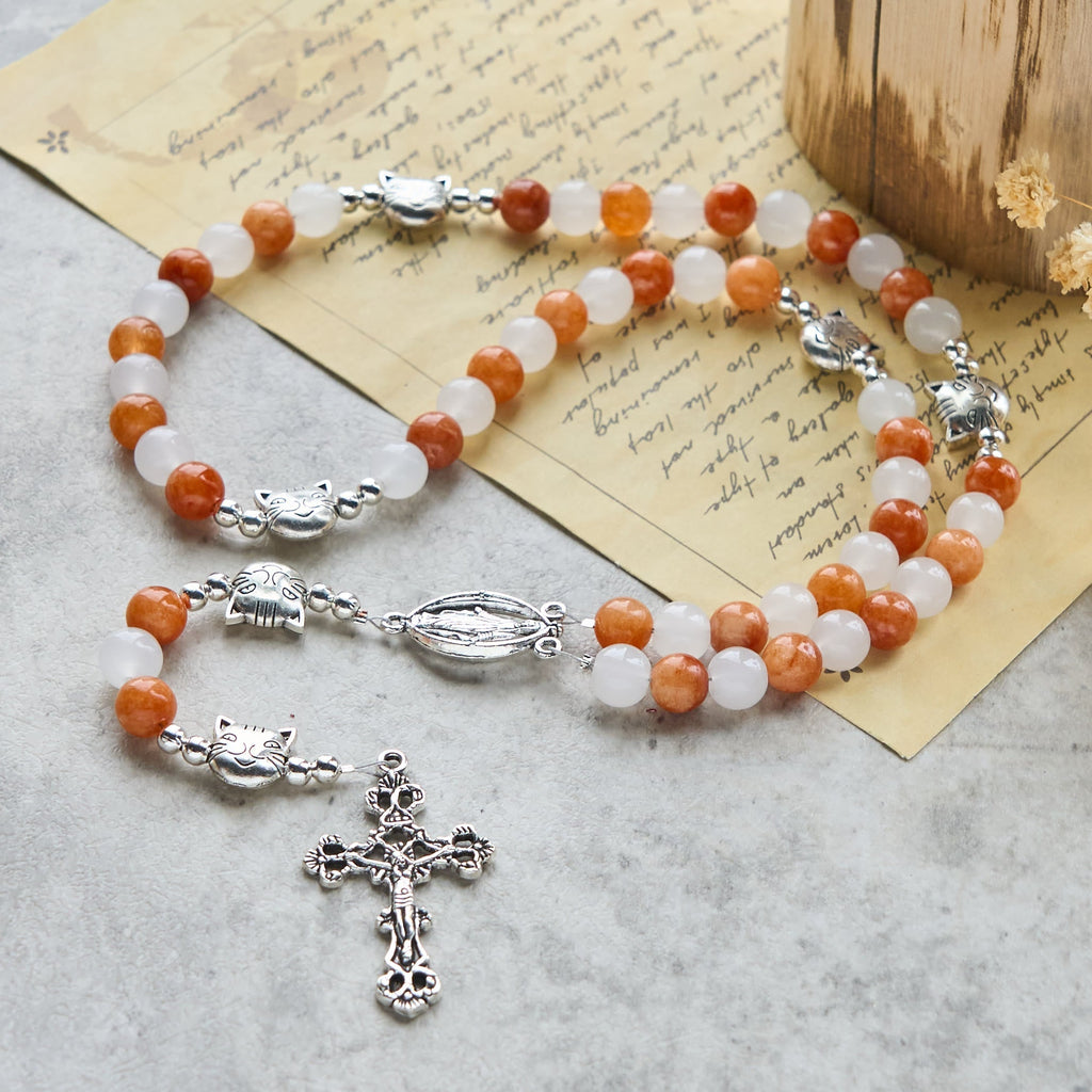 Pulsera de Cuarzo Naranja y Blanco con Dijes de Gato Atigrado en Acero, Rosario Animal