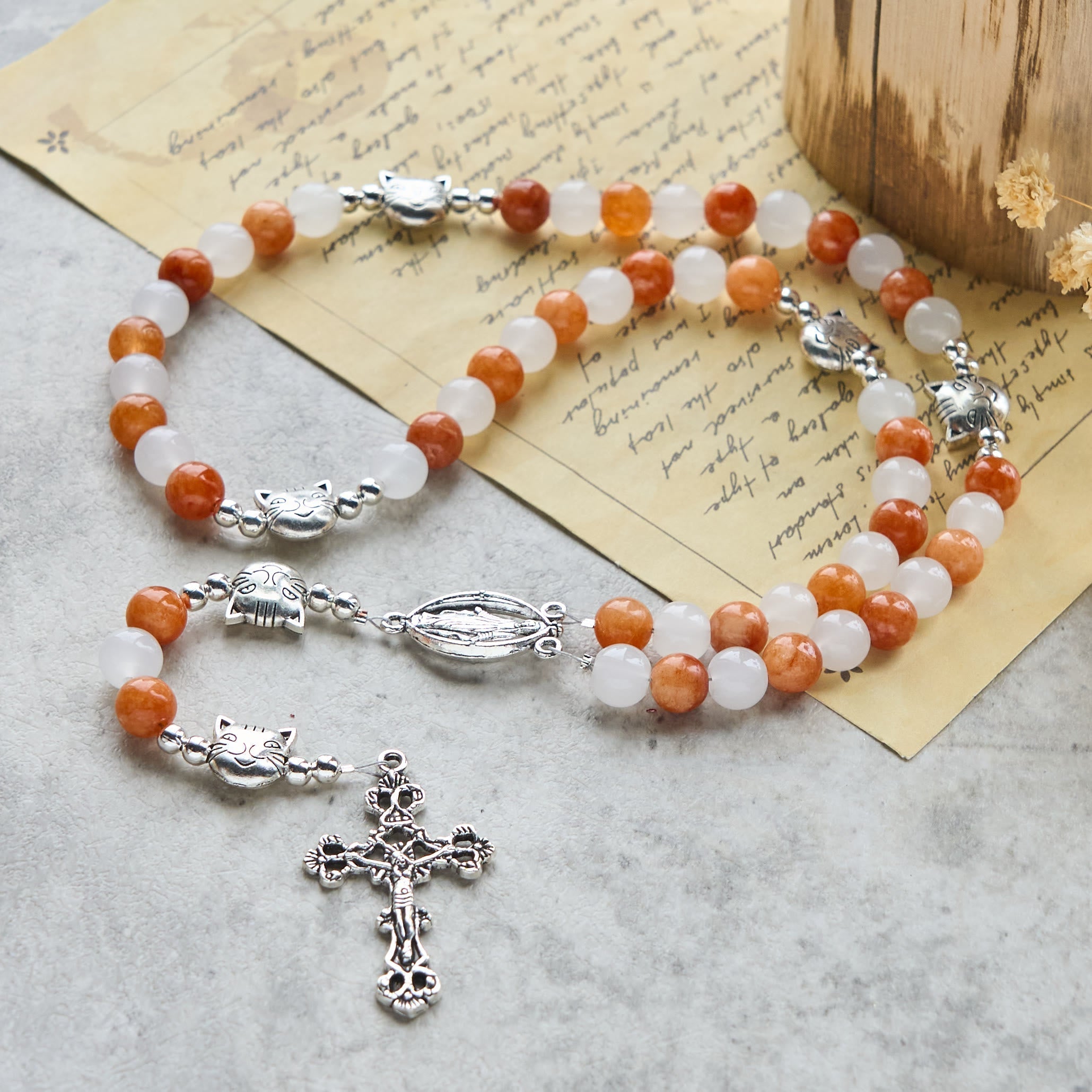 Pulsera de Cuarzo Naranja y Blanco con Dijes de Gato Atigrado en Acero, Rosario Animal