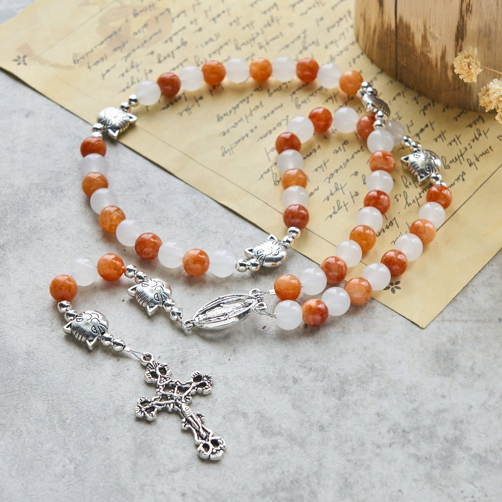 Pulsera de Cuarzo Naranja y Blanco con Dijes de Gato Atigrado en Acero, Rosario Animal