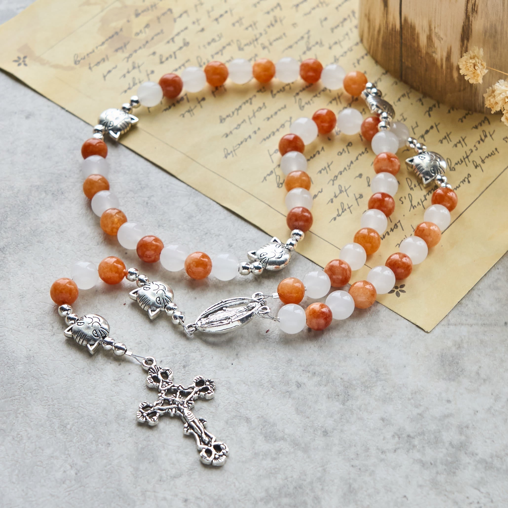 Pulsera de Cuarzo Naranja y Blanco con Dijes de Gato Atigrado en Acero, Rosario Animal
