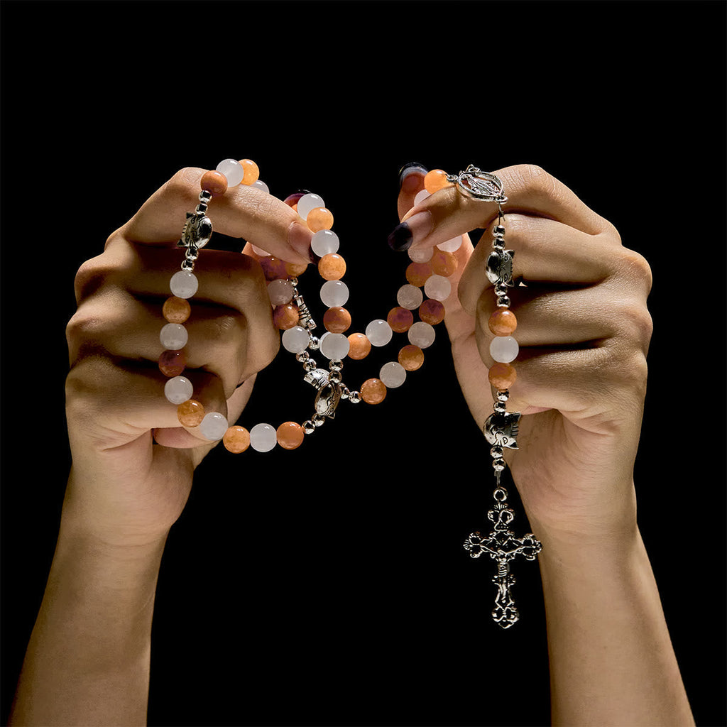 Pulsera de Cuarzo Naranja y Blanco con Dijes de Gato Atigrado en Acero, Rosario Animal