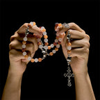 Pulsera de Cuarzo Naranja y Blanco con Dijes de Gato Atigrado en Acero, Rosario Animal
