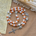Pulsera de Cuarzo Naranja y Blanco con Dijes de Gato Atigrado en Acero, Rosario Animal