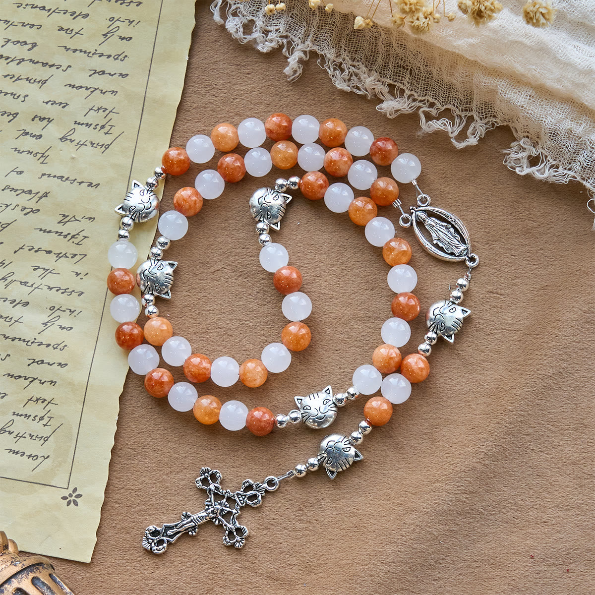 Pulsera de Cuarzo Naranja y Blanco con Dijes de Gato Atigrado en Acero, Rosario Animal