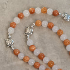 Pulsera de Cuarzo Naranja y Blanco con Dijes de Gato Atigrado en Acero, Rosario Animal