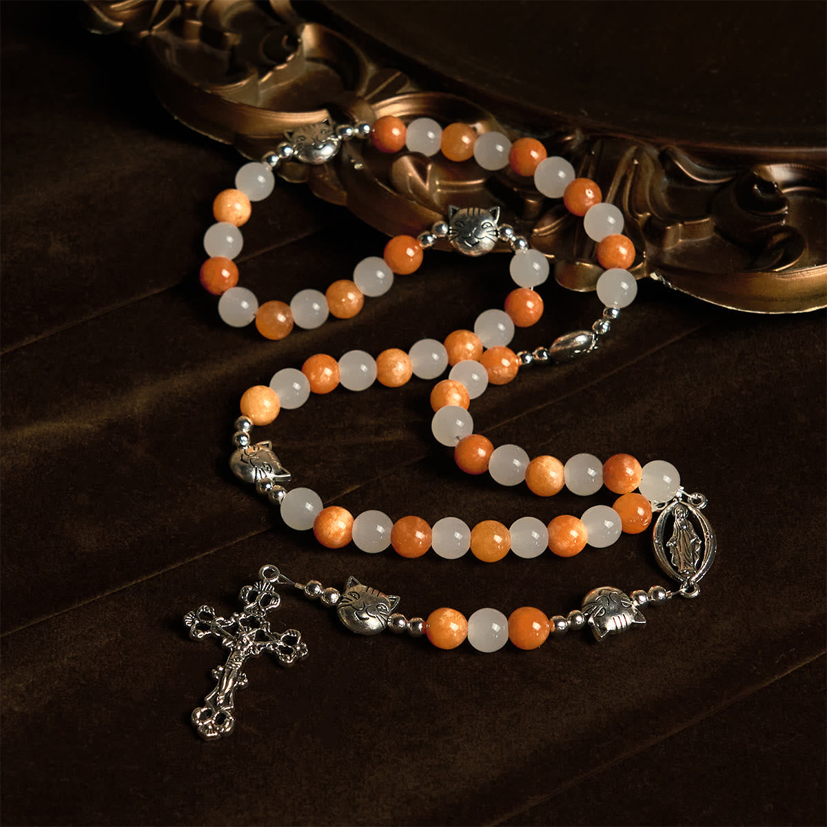 Pulsera de Cuarzo Naranja y Blanco con Dijes de Gato Atigrado en Acero, Rosario Animal