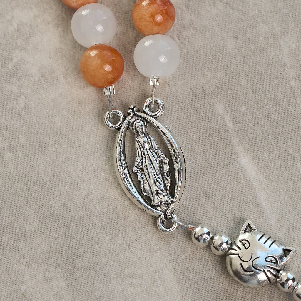 Pulsera de Cuarzo Naranja y Blanco con Dijes de Gato Atigrado en Acero, Rosario Animal
