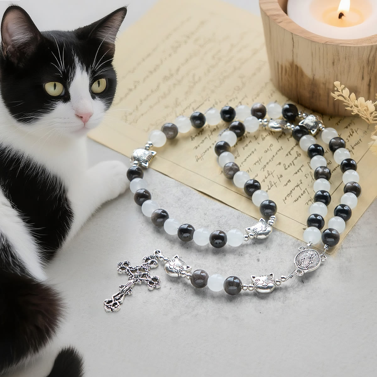 Pulsera de Cuentas con Gata Blanca y Negra "Bendición de la Virgen", Rosario Animal