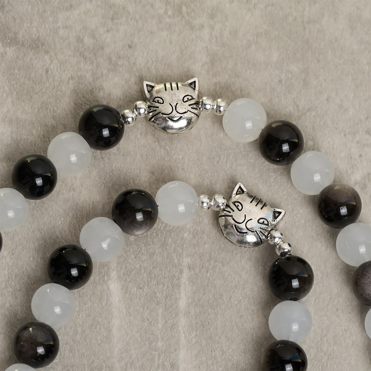 Pulsera de Cuentas con Gata Blanca y Negra "Bendición de la Virgen", Rosario Animal