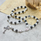 Pulsera de Cuentas con Gata Blanca y Negra "Bendición de la Virgen", Rosario Animal