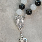 Pulsera de Cuentas con Gata Blanca y Negra "Bendición de la Virgen", Rosario Animal