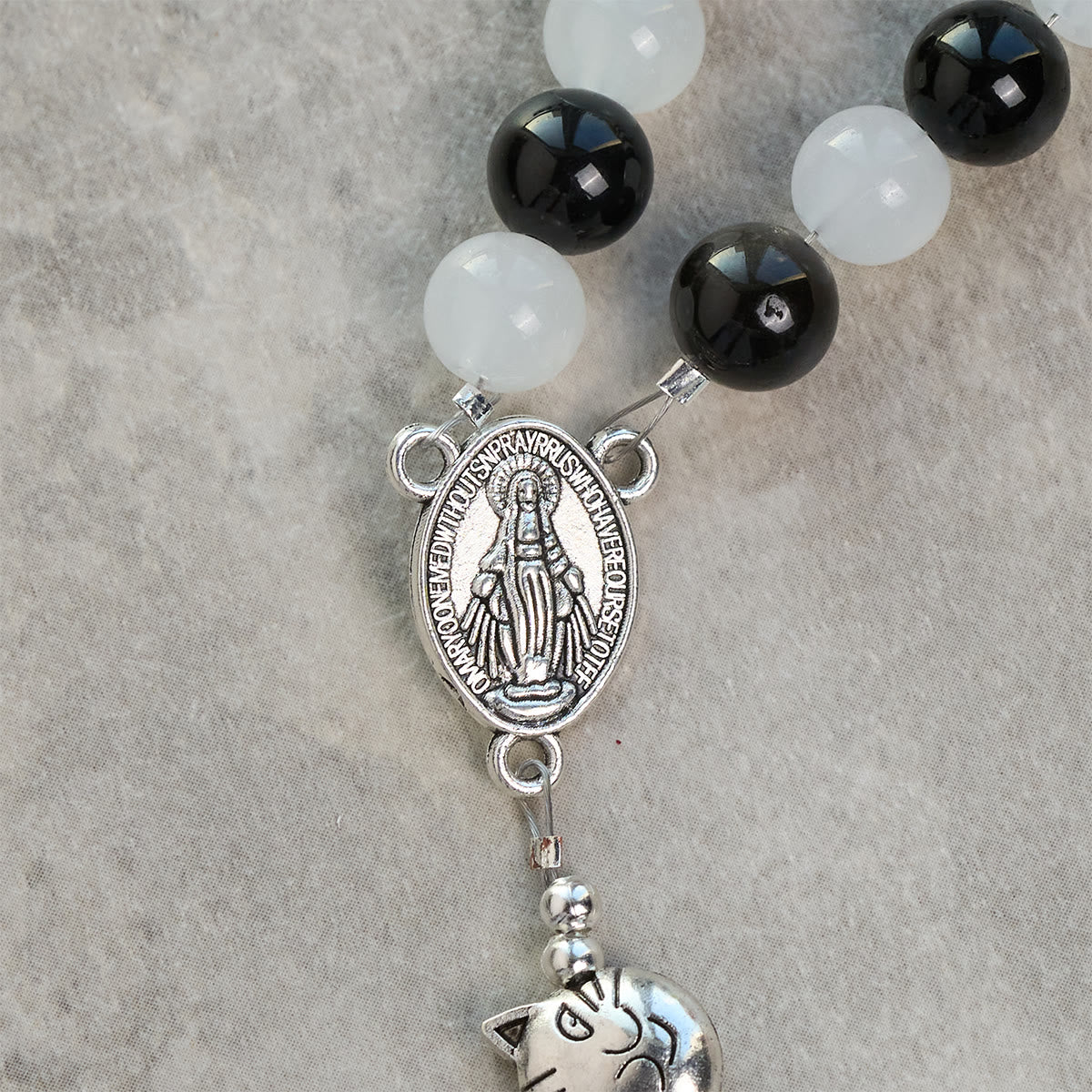 Pulsera de Cuentas con Gata Blanca y Negra "Bendición de la Virgen", Rosario Animal
