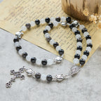 Pulsera de Cuentas con Gata Blanca y Negra "Bendición de la Virgen", Rosario Animal