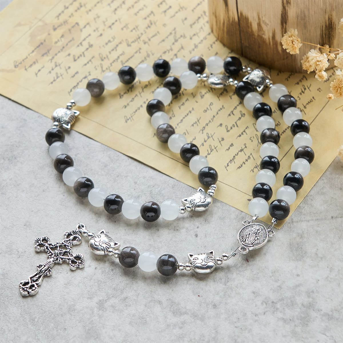 Pulsera de Cuentas con Gata Blanca y Negra "Bendición de la Virgen", Rosario Animal