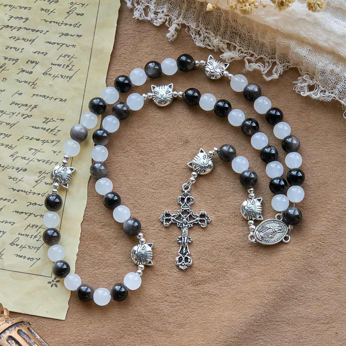 Pulsera de Cuentas con Gata Blanca y Negra "Bendición de la Virgen", Rosario Animal