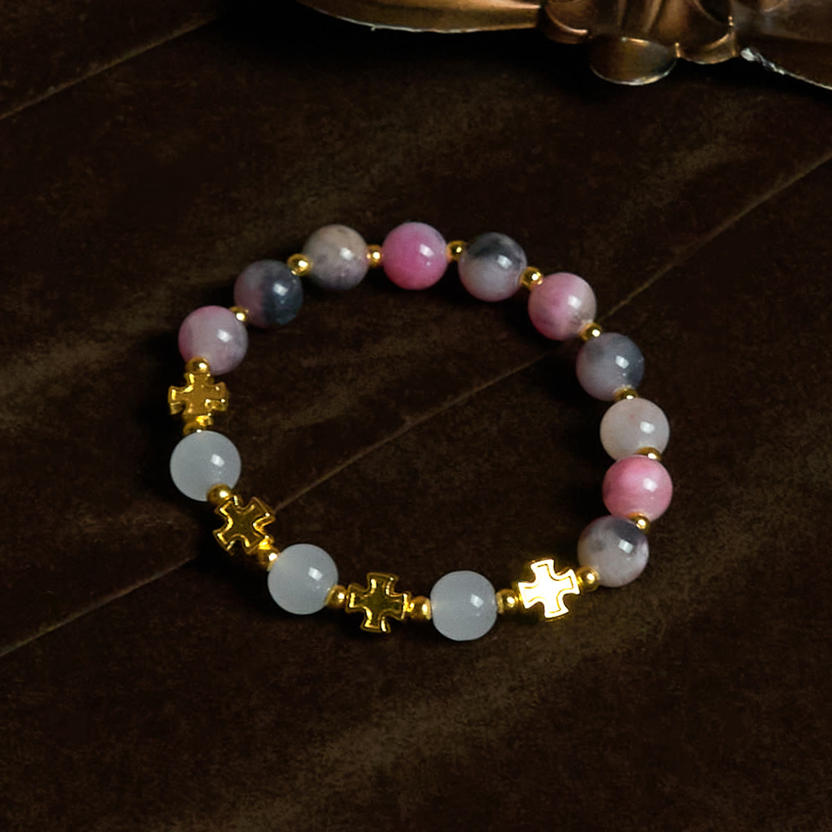 Pulsera Elegante de Cuentas de Jade Rosa Persa y Negro de 8 mm con Cruz Antigua