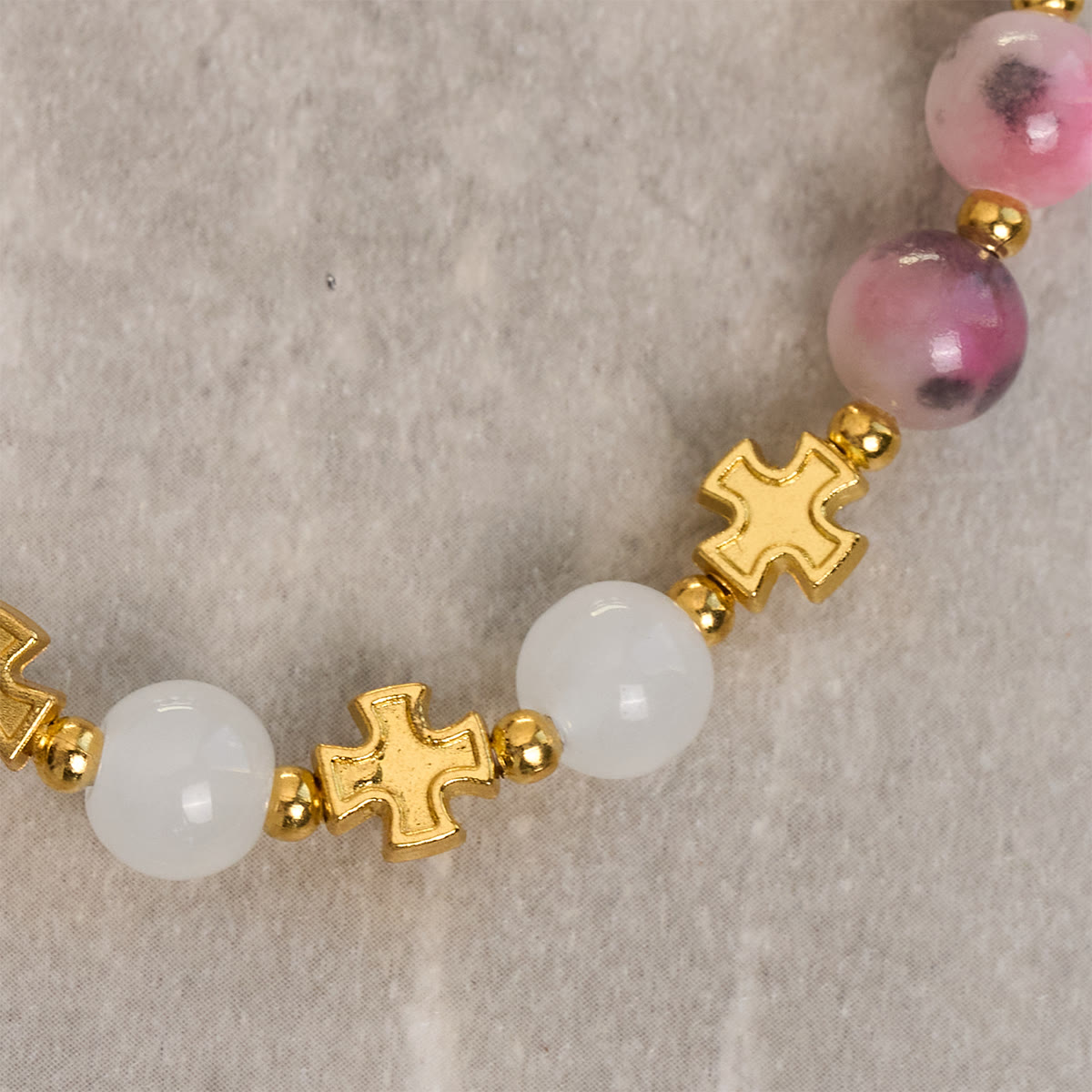 Pulsera Elegante de Cuentas de Jade Rosa Persa y Negro de 8 mm con Cruz Antigua