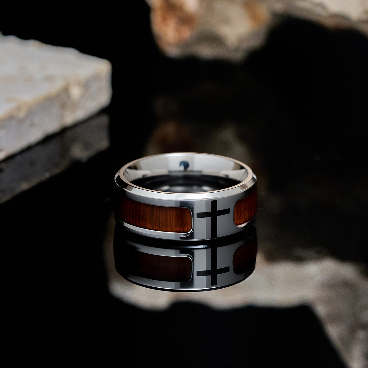 Anillo Moderno de Cruz con Detalle de Madera: Fe Enraizada en la Naturaleza